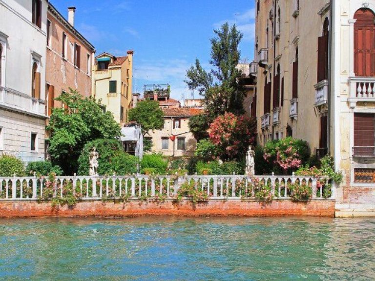 Secret gardens of Venice walking tour.