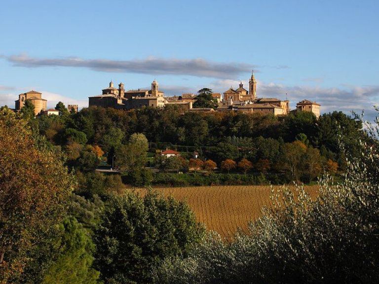 2 hours walking tour of Corinaldo + drink at the end of the activity.