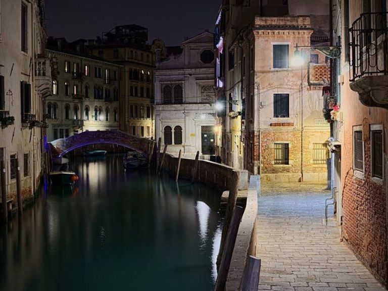 Highlights and Hidden Gems Night Tour in Venice.