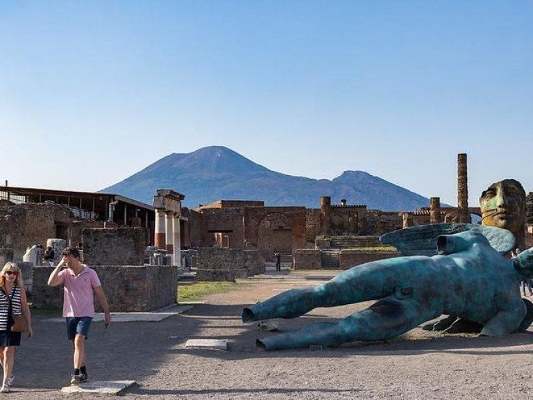 POMPEI & VESUVIO TOUR Full Day departure from NAPLES (entrance fees included).