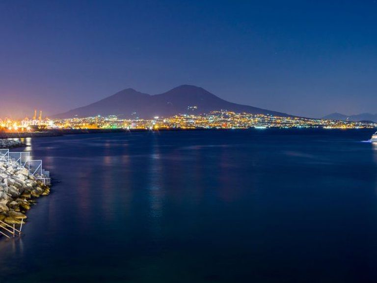 NAPLES LUXURY TRANSFER from and to NAPLES center (Airport, Hotels, Port, Station).