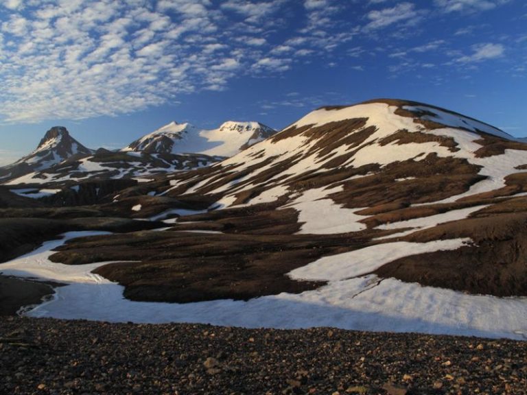 Kjölur & Golden Circle: A unique experience of awesome and untouched wilderness, along one of the most popular roads to the heart of the Highlands with rocky deserts, craggy mountain peaks, glaciers, volcanoes, hidden valleys, hot springs & the famous national park.