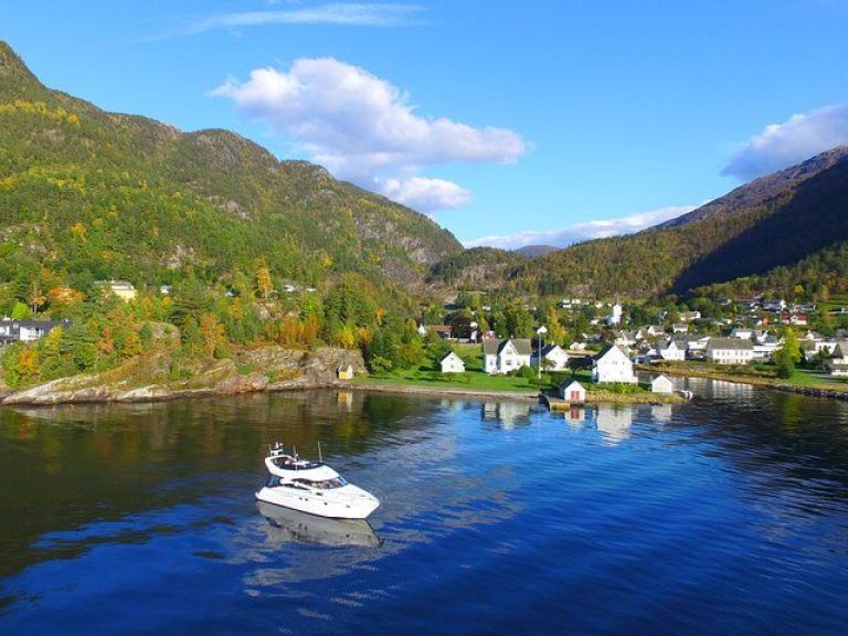 4 Day Bergen - Hardangerfjord private fjord-cruise.