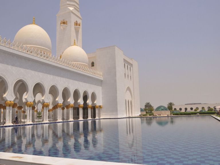 Abu Dhabi Mosque & Warner bros tour from Dubai.