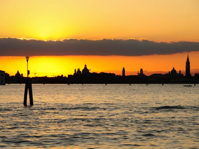Enchanting Evening in Venice - Discover local Venetian "Bacari" and sample "Chicchetti".