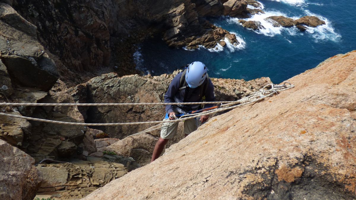 Rappelling Circuit in Sintra - Set off to discover the Sintra-Cascais Natural Park and enjoy a spectacular morning/afternoon...