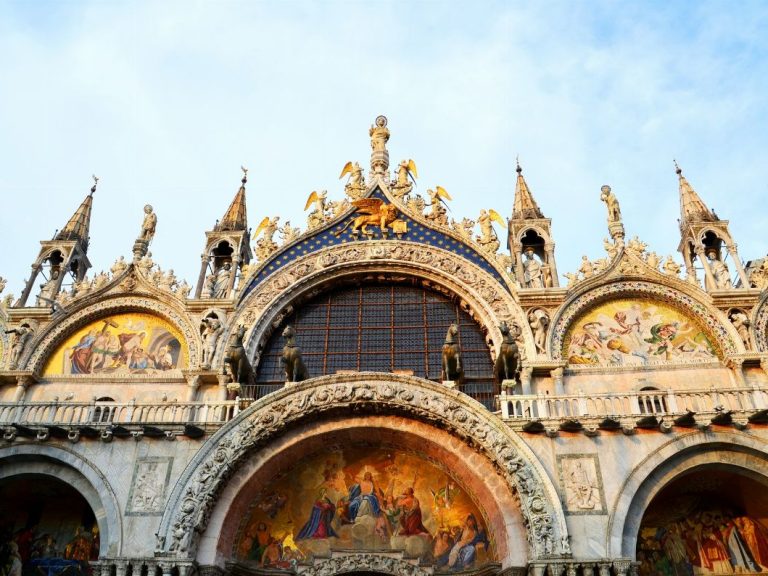 Doge's Palace and Basilica - This fascinating tour start with a visit of Doge’s Palace, where Venice’s history, politics...