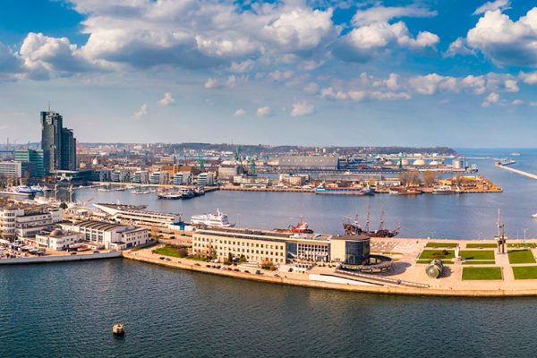 Attractions-in-Gdynia Gdynia is a vibrant port city located in northern Poland. With a population of over 250,000 people, it's the country's twelfth-largest city. The city is situated on the coast of the Baltic Sea and is a significant transportation hub for the region.
