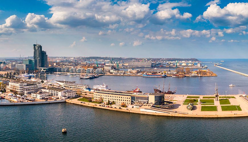 Attractions-in-Gdynia Gdynia is a vibrant port city located in northern Poland. With a population of over 250,000 people, it's the country's twelfth-largest city. The city is situated on the coast of the Baltic Sea and is a significant transportation hub for the region.