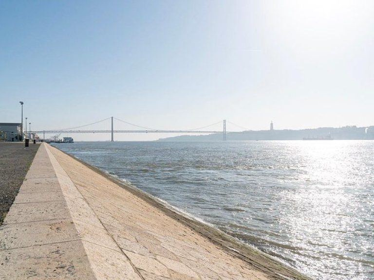Riverside E-Bike Tour - Wanna do more? Go hardcore and follow the Tagus river on a 2.5-hour tour highlighting the river’s...
