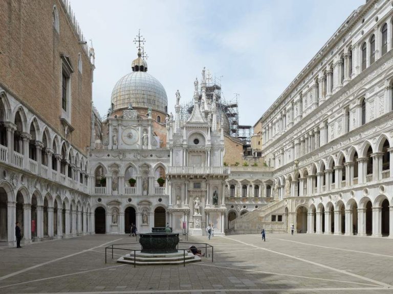 Doge's Palace and Basilica - This fascinating tour start with a visit of Doge’s Palace, where Venice’s history, politics...