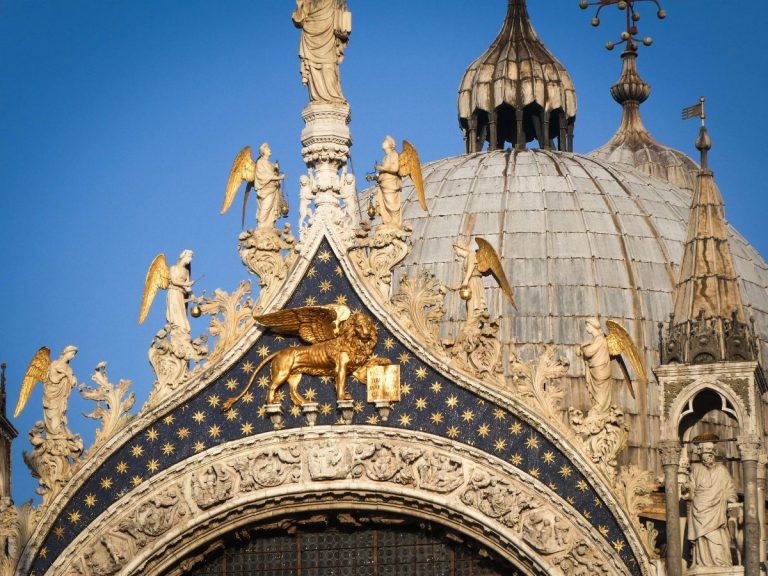 Doge's Palace and Basilica - This fascinating tour start with a visit of Doge’s Palace, where Venice’s history, politics...