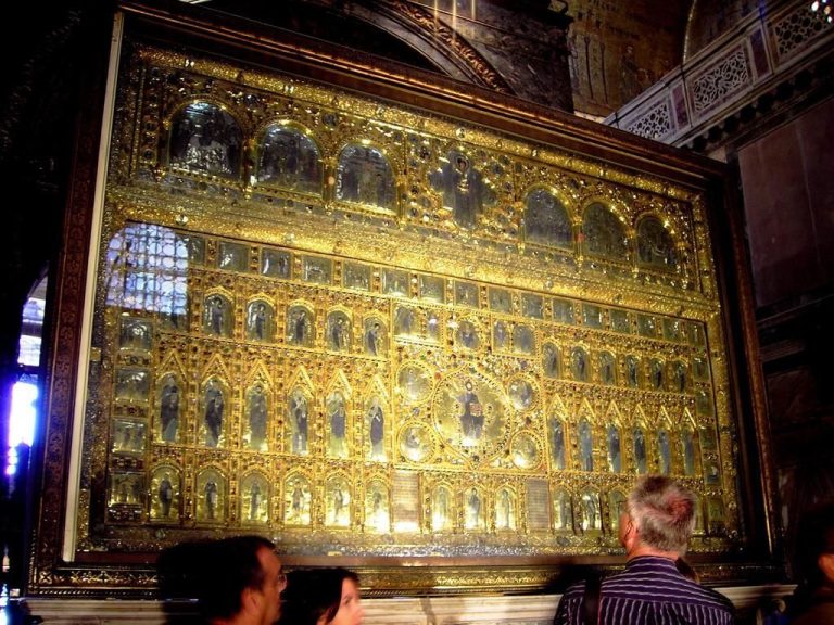 Doge's Palace and Basilica - This fascinating tour start with a visit of Doge’s Palace, where Venice’s history, politics...