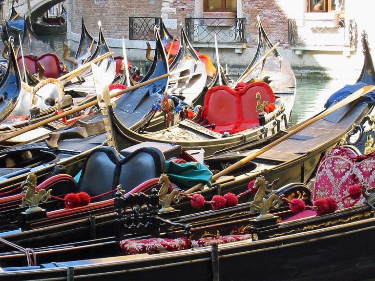 Gondola Serenade with Music - Romantic gondola ride along the Grand Canal and smaller ones, lulled by famous Italian songs...