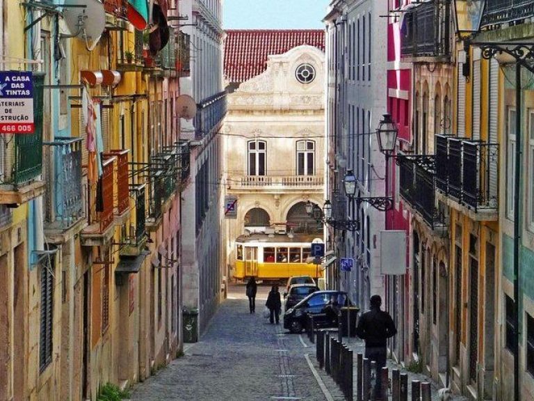 Old Town Tuk Tuk Tour - Explore the charming streets and alleys of Lisbon's old town on an exciting Sitway and tuk-tuk tour.