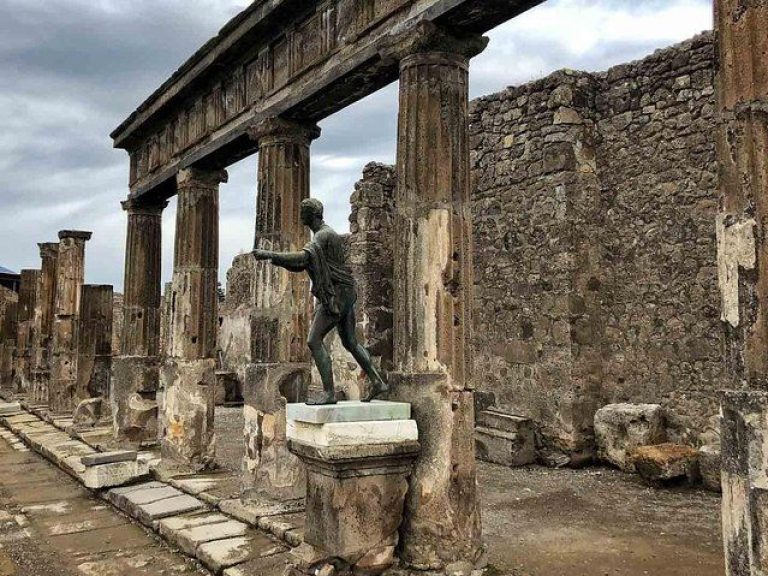 Walking tour in Pompei - Enjoy a full day private tour discovering the ancient ruins of Pompeii and climb the Mount Vesuvius...