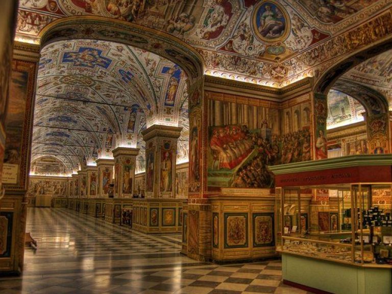 Skip-the-Line Ticket: Vatican Museum and Sistine Chapel - EASY MEETING POINT NEAR THE VATICAN MUSEUMS' ENTRANCE...