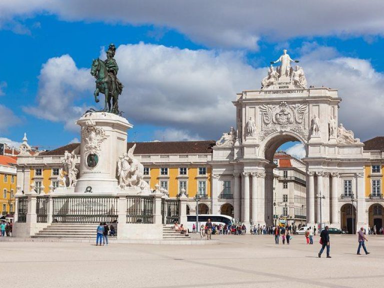Lisbon Private Tours - Can you imagine all the stories that Lisbon has to tell you? What you have to do is sharpen your eyes. Come with us and discover legends and secrets lost in the cobblestones, kept in the magical stone vaults of the houses, in the bubbling of forgotten recipes, and, always, in the traditions.