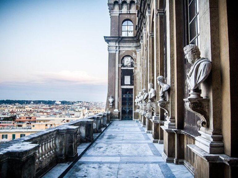 Skip-the-Line Ticket: Vatican Museum and Sistine Chapel - EASY MEETING POINT NEAR THE VATICAN MUSEUMS' ENTRANCE...