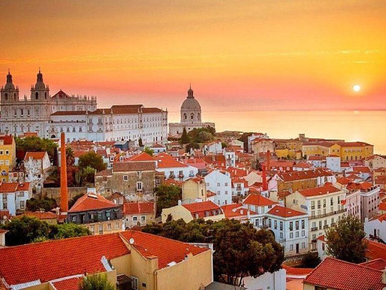 Lisbon Private Tours - Can you imagine all the stories that Lisbon has to tell you? What you have to do is sharpen your eyes. Come with us and discover legends and secrets lost in the cobblestones, kept in the magical stone vaults of the houses, in the bubbling of forgotten recipes, and, always, in the traditions.