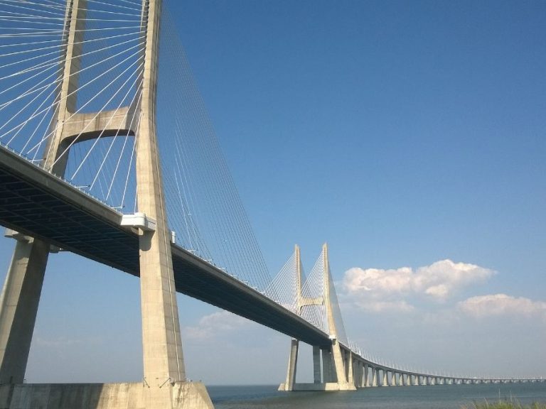 Arrábida Tour - Wondering what is on the other side of Tejo River? Two beautiful bridges, and where are they leading to?