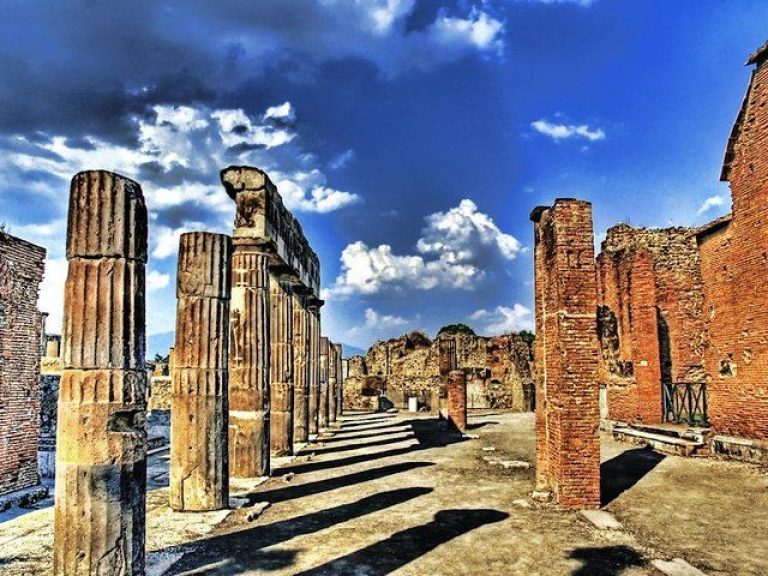 Walking tour in Pompei - Enjoy a full day private tour discovering the ancient ruins of Pompeii and climb the Mount Vesuvius...