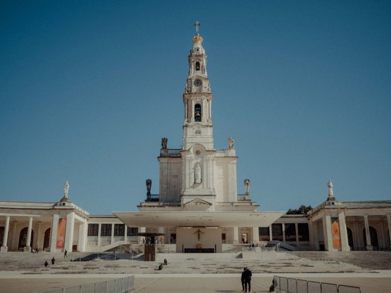 Fátima Tour half-day tour - Did you know that in Fátima, there is a Sanctuary Square twice the size of St Peters Square in...