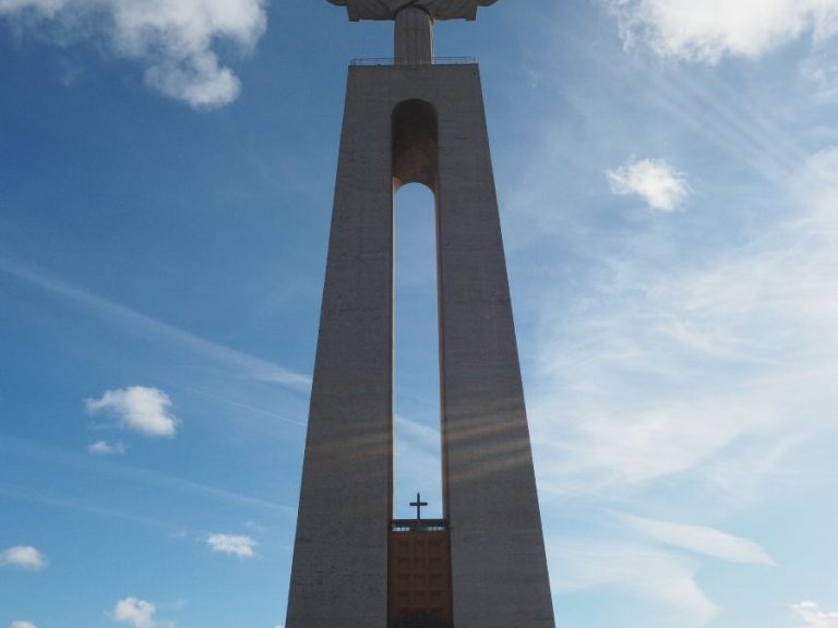 Arrábida Tour - Wondering what is on the other side of Tejo River? Two beautiful bridges, and where are they leading to?