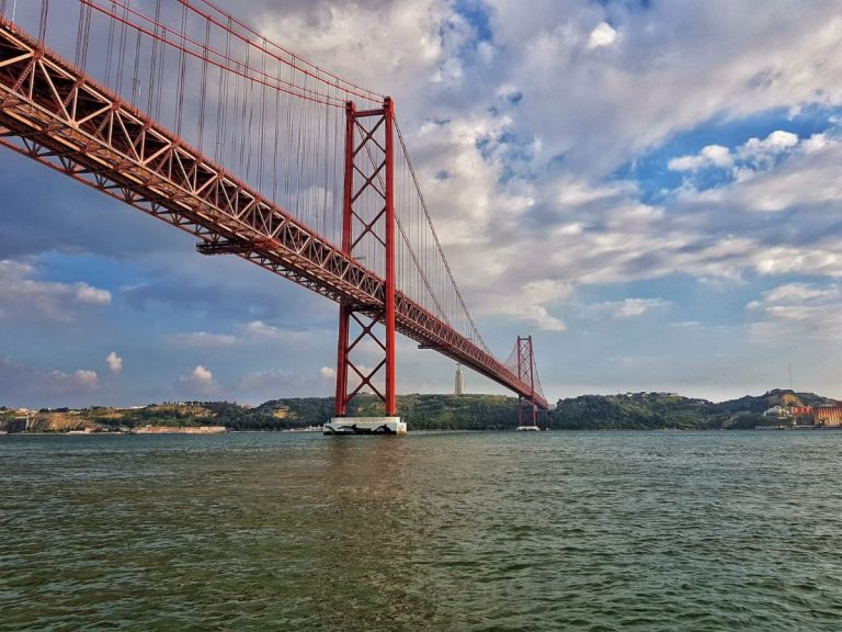 Arrábida Tour - Wondering what is on the other side of Tejo River? Two beautiful bridges, and where are they leading to?