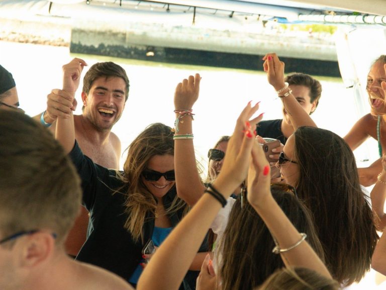 Lisbon Boat Party - Embark on the best party in the Tejo River, surprises for bachelor parties and birthday parties, where...