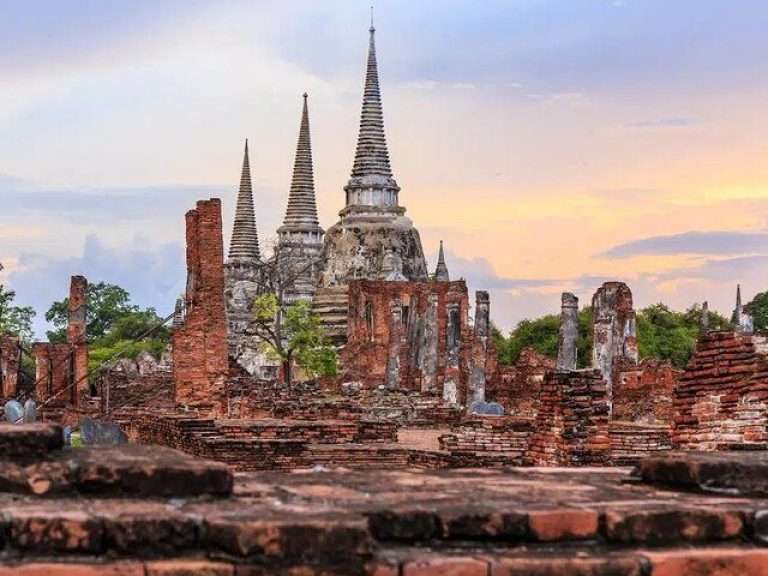 Ayutthaya tour from Bangkok w/ Lunch - Travel from Bangkok in a comfortable, air-conditioned vehicle to the ancient city...