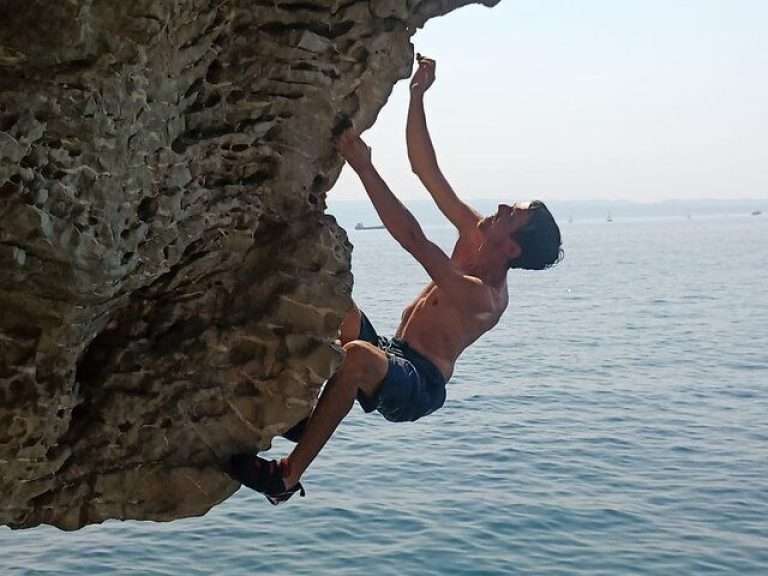 Deep Water Solo and Cliff Jumping Tour in Split  - If you want to escape the summer heat and have a fun and adrenaline...