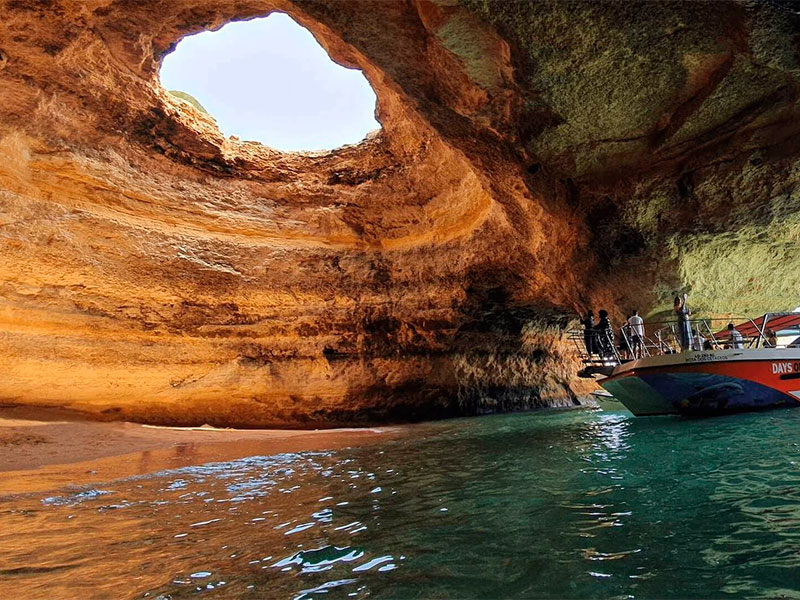 Benagil-cave-tour-from-Lagos-in-a-catamaran-800x600