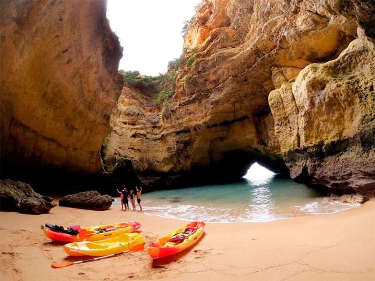 Benagil cave kayak rental - Rent our equipment at Benagil Beach and explore the coast your way. Visit the most beautiful Algarvian caves.