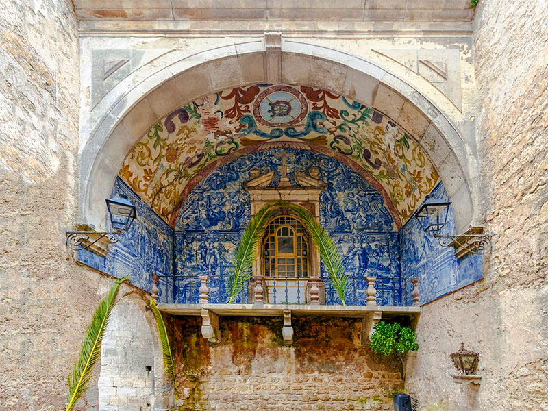 The southern gate of Óbidos Village welcomes visitors with a charming small Baroque chapel, adding a touch of historical and religious significance to the entrance.