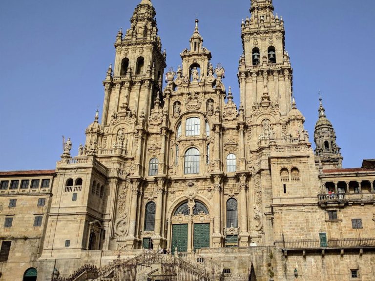 Santiago de Compostela Private Tour from Lisbon - Visit the Spanish city of Santiago de Compostela on a private day trip...