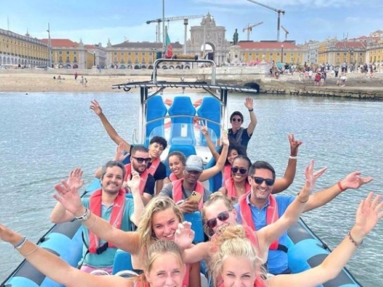 Lisbon Fun Boat - It is a program full of adrenaline and brief explanations of all the monuments seen from the river.