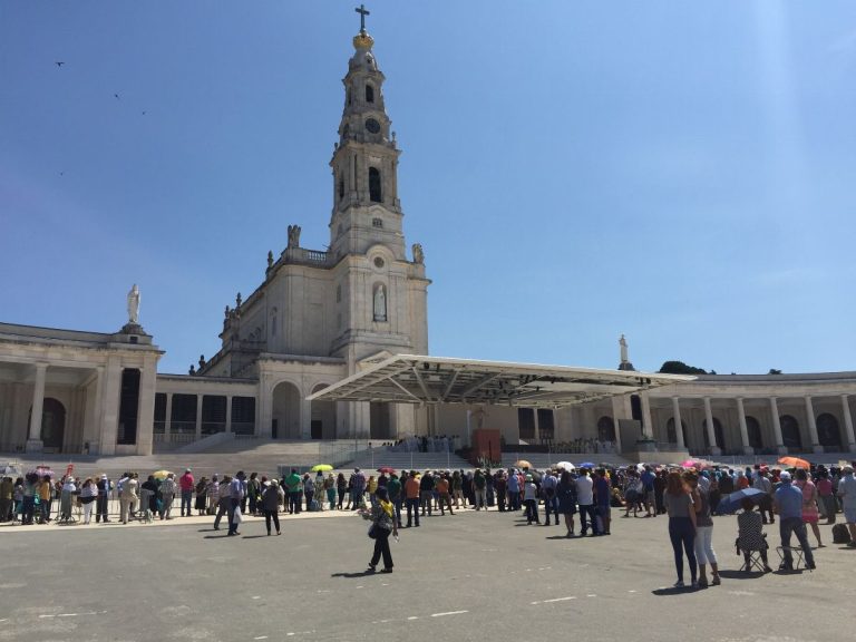 Fátima, Batalha, Nazaré and Óbidos Private Tour - In a private vehicle, visiting Fatima from Lisbon can be a challenge.