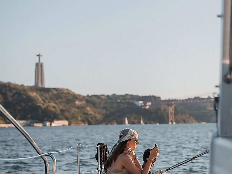 Catamaran trip on the Tejo River - Are you looking for a walk along the Tagus River, pass by some idyllic spots in Lisbon...