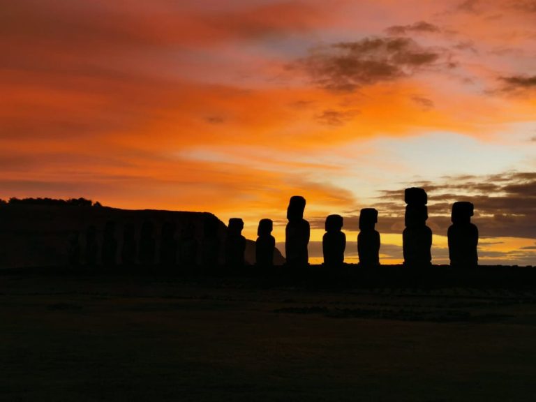 Tongariki Sunrise - Tour Itinerary: Start your day on Easter Island with an impressive sunrise on the Ahu Tongariki and enjoy the magic and mystery of these statues of Rapa Nui with this 2-hour tour.