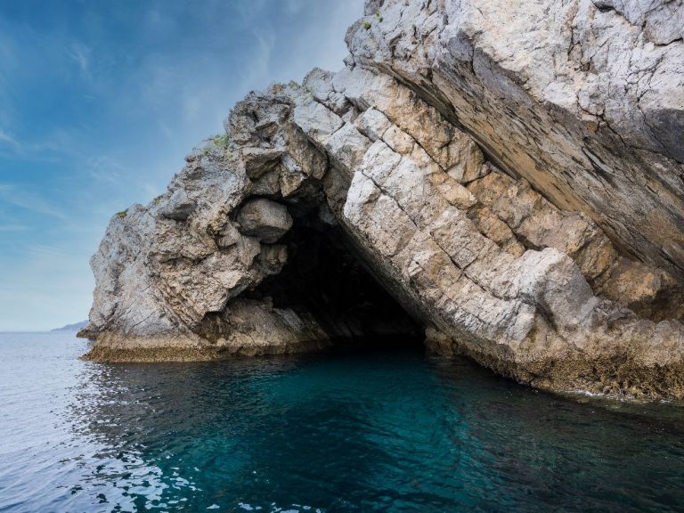 Boat tour in the heart of Sesimbra: Join us on an exciting private boat tour along the amazing coast of Luiz Saldanha Marine Park, a true hidden treasure in Sesimbra. With capacity for up to 10 people, this adventure is perfect for friends and family who want to explore the beautiful Arrábida coast in great style.