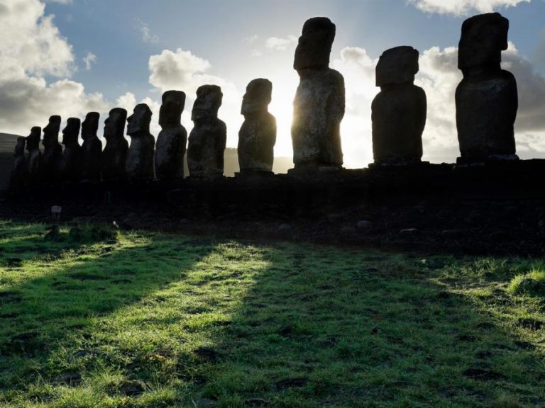 Tongariki Sunrise - Tour Itinerary: Start your day on Easter Island with an impressive sunrise on the Ahu Tongariki and enjoy the magic and mystery of these statues of Rapa Nui with this 2-hour tour.