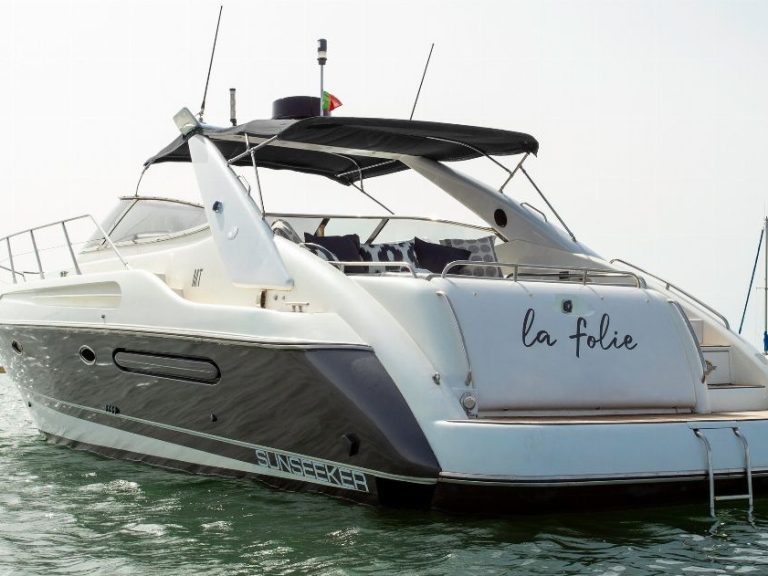 Private Yacht Tour: We will take you to the best desert beaches and some of the best secret spots, while you enjoy all the luxury aboard our boats. Trips are in the Ria Formosa Natural Park with departure from Faro.