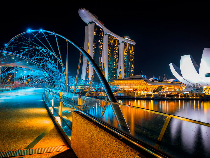 The Helix Bridge is not just a pathway across Marina Bay, but a symbol of Singapore's innovation and a magnificent architectural achievement. Spanning the bay's shimmering waters, the bridge offers breathtaking views of the Singapore skyline and forms a path between key city attractions.