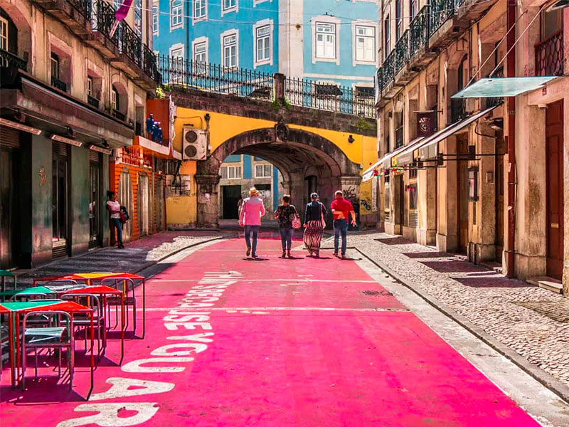 Located in the Cais do Sodré district, Pink Street is famous for its colorful, pink-paved road and eclectic mix of bars and clubs. This is the spot for those looking to dance the night away in a lively atmosphere.