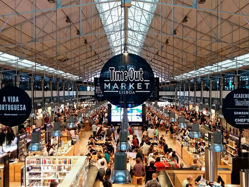 For a comprehensive culinary experience, visit the Mercado da Ribeira, also known as the Time Out Market. Here, you can indulge in an array of seafood dishes, ranging from fresh oysters to grilled sardines and sumptuous shrimp.