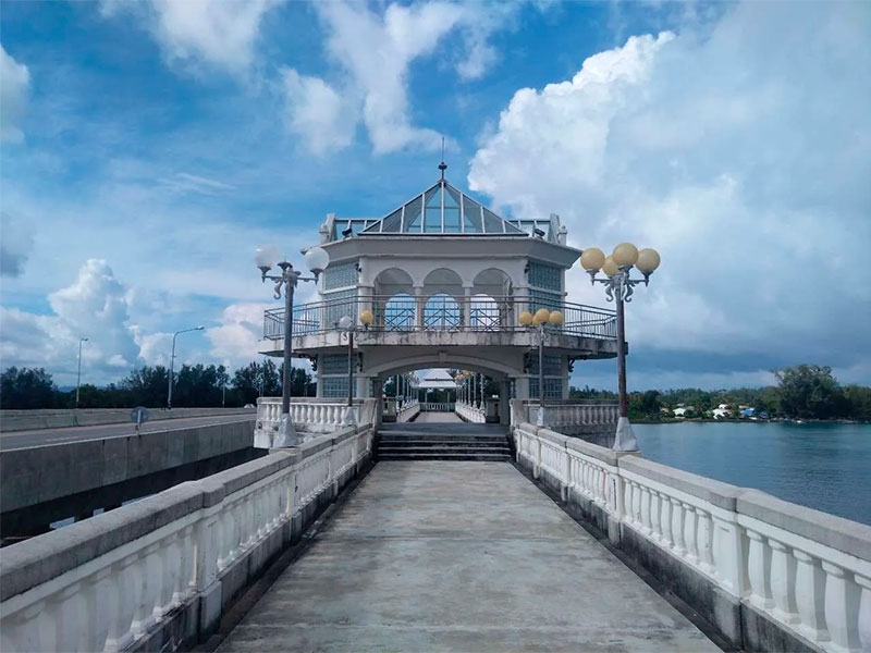Connecting Phuket to the Thai mainland, Sarasin Bridge is more than a passage; it's a symbol of unity and architectural marvel. Offering panoramic views of the Andaman Sea and lined with seafood restaurants, it's an attraction not to be missed.