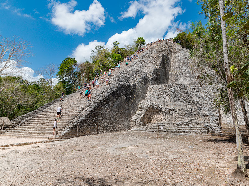 Quintana Roo Travel Guide: Quintana Roo is rich in history, particularly when it comes to ancient Mayan ruins. From the Tulum ruins overlooking the Caribbean Sea to the mystical Coba pyramids, these sites offer incredible photo opportunities and a chance to learn about ancient civilizations. Don't miss the guided tours that provide deep insights into Mayan history and culture.