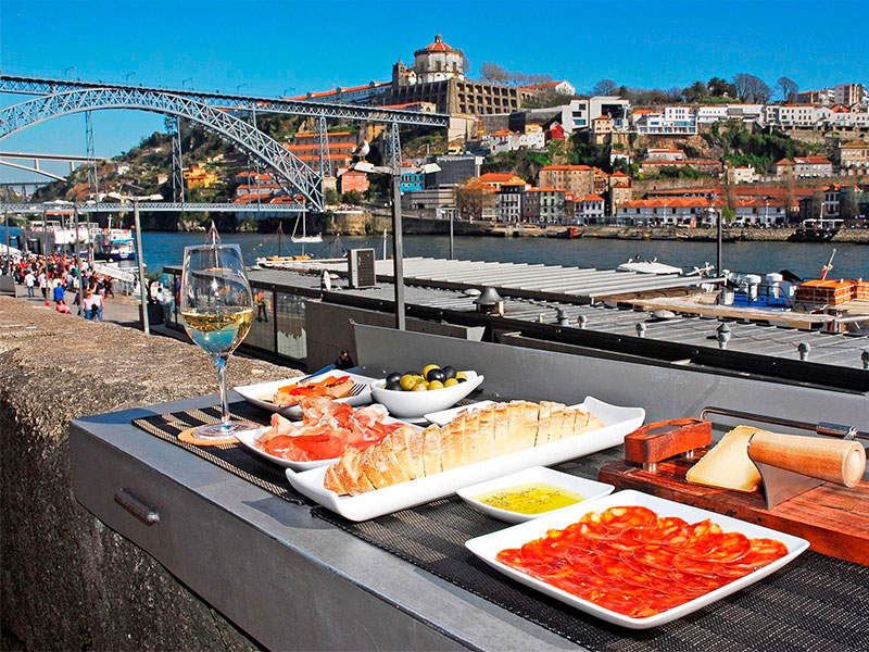 Porto Travel Guide: For those who seek a modern twist, Porto’s rooftop bars offer panoramic views along with creative cocktails. "Terrace Lounge 360º" is a popular pick for its breathtaking vistas.